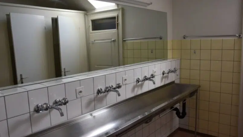 Zwei-Waschbecken-Bad im Ferienhaus Lenzburg, Gruppenunterkunft in Samedan