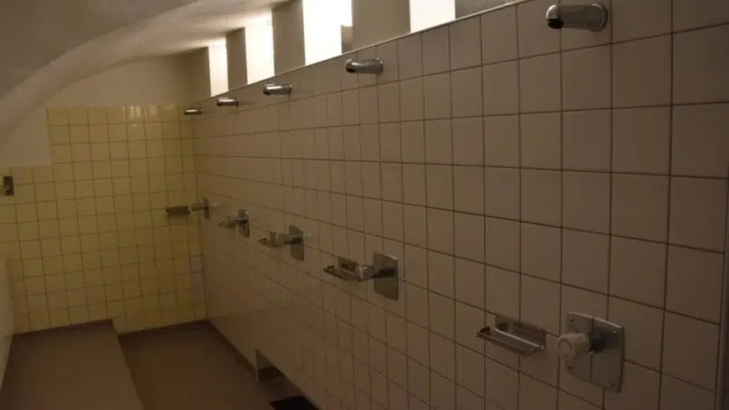 Gruppenunterkunft Ferienhaus Lenzburg Badezimmer Urinal Reihe Samedan