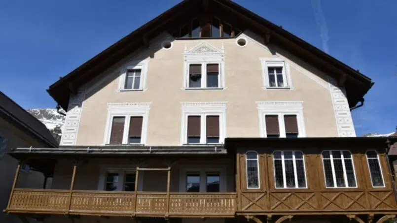 Gruppenunterkunft Ferienhaus Lenzburg mit Balkonen in den Bergen von Samedan
