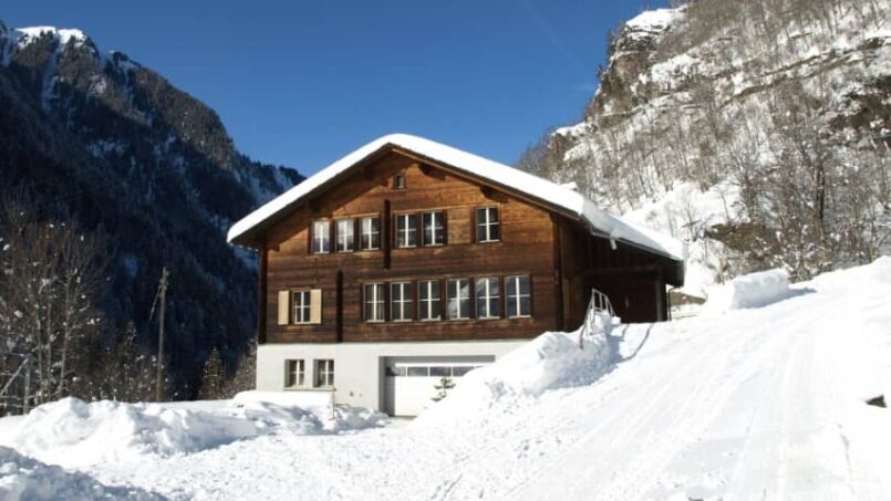 Ferienhaus Lunschania Gruppenunterkunft in Saint Martin mit schneebedeckten Bergen