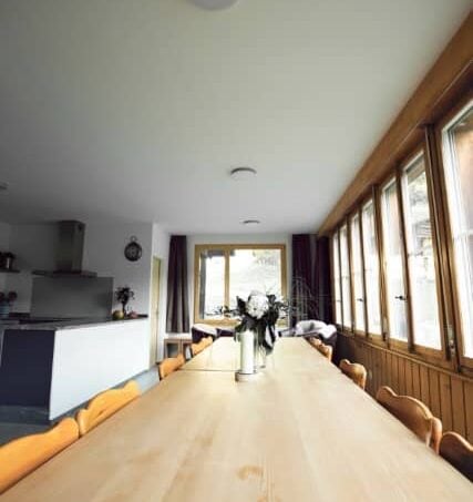Gruppenunterkunft Ferienhaus Lunschania St. Martin langer Holztisch im Esszimmer