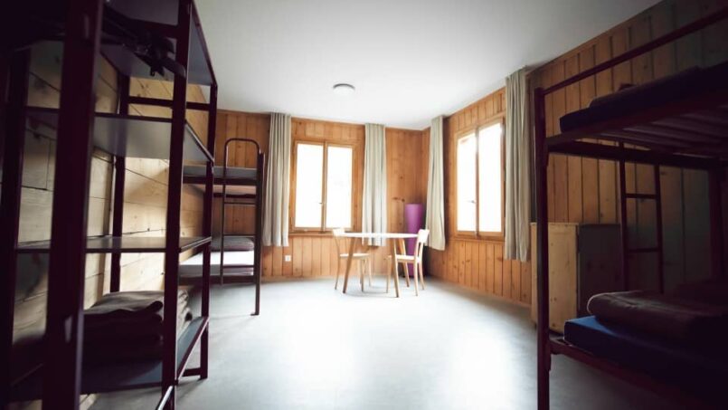 Gruppenunterkunft Ferienhaus Lunschania St. Martin - Zimmer mit Etagenbetten und Schreibtisch