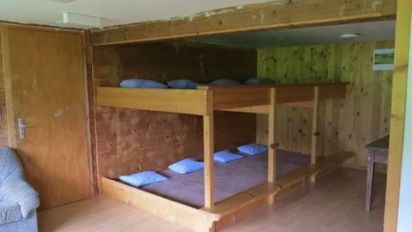 Gruppenunterkunft Ferienhaus Melli Wyssachen Zimmer mit Etagenbetten und Schreibtisch