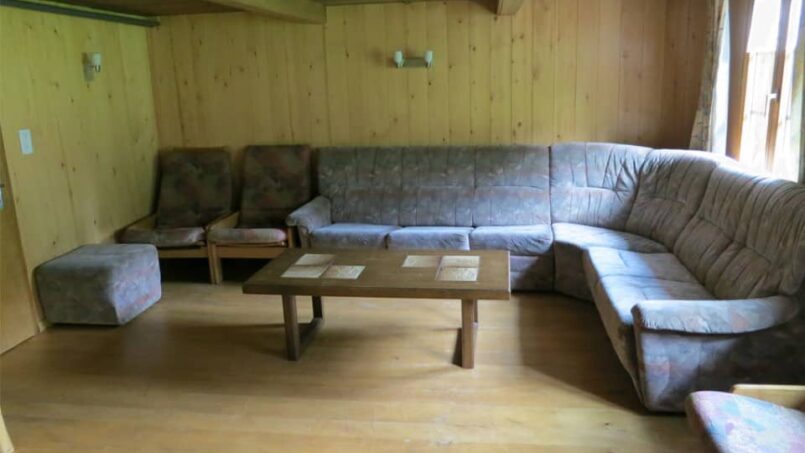 Gruppenunterkunft Ferienhaus Melli Wyssachen Wohnzimmer mit Sofas und Tisch