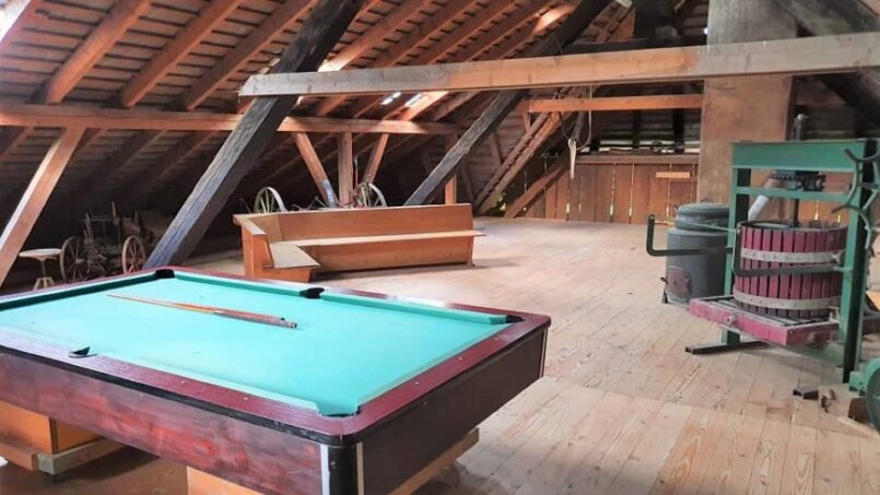 Gruppenunterkunft Ferienhaus Melli Wyssachen - Pooltisch im Dachgeschoss mit Holzbalken