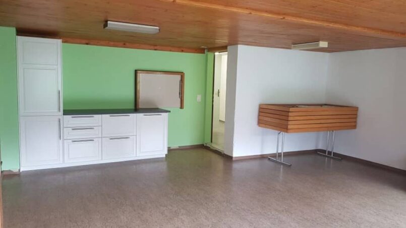 Gruppenunterkunft-Ferienhaus-Melli-Wyssachen-Zimmer-mit-grünen-Wänden-und-Holzdecke