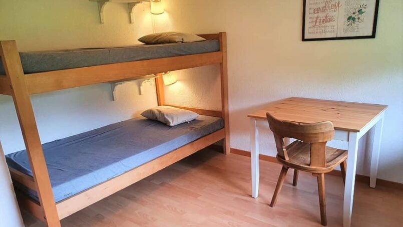 Gruppenunterkunft Ferienhaus Melli Wyssachen kleines Zimmer mit zwei Etagenbetten und Schreibtisch