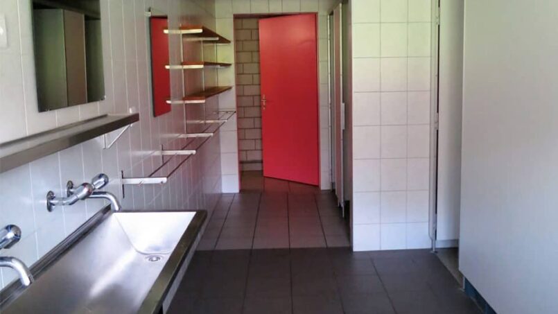 Gruppenunterkunft Ferienhaus Melli Wyssachen Badezimmer mit zwei Waschbecken und rosa Tür