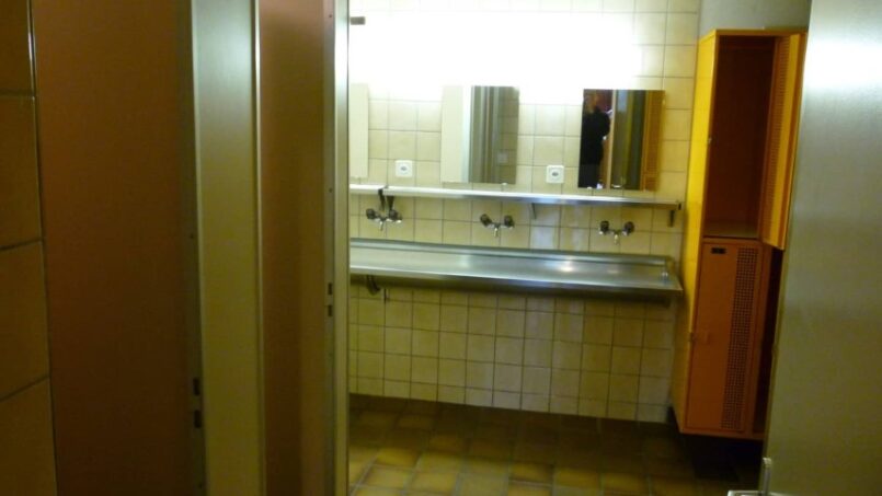 Gruppenunterkunft-Ferienheim-Osteregg-Urnäsch-Badezimmer-mit-zwei-Kabinen-und-Waschbecken