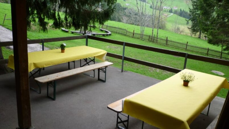 Gelbe Tischdecke auf hölzerner Bank in Gruppenunterkunft Ferienheim Osteregg, Urnäsch