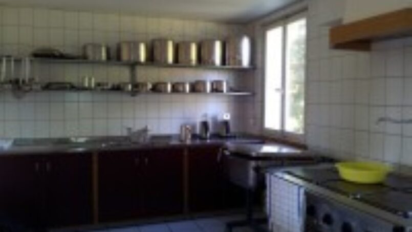 Küche mit Herd, Ofen und Spülbecken im Ferienheim Schrattenblick - Gruppenunterkunft in Marbachegg