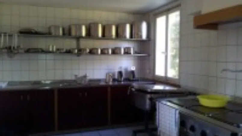 Küche mit Herd, Ofen und Spülbecken im Ferienheim Schrattenblick - Gruppenunterkunft in Marbachegg