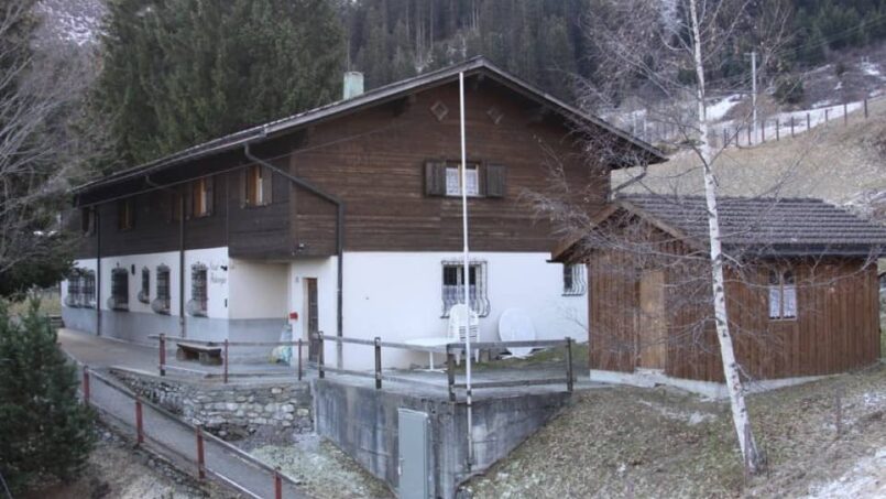 Gruppenunterkunft-Ferienlager-Putnengia-Rueras-Berglandschaft-Schnee-Dach