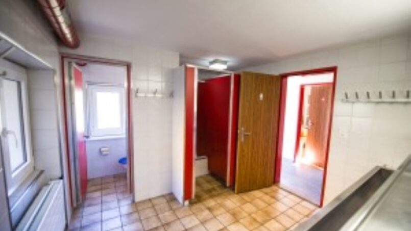 Rotes Badezimmer in der Gruppenunterkunft Ferienlager Splügen, Splügen