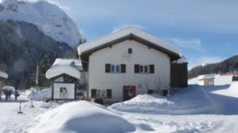 Schneebedecktes Ferienlager Splügen als Gruppenunterkunft in den Bergen