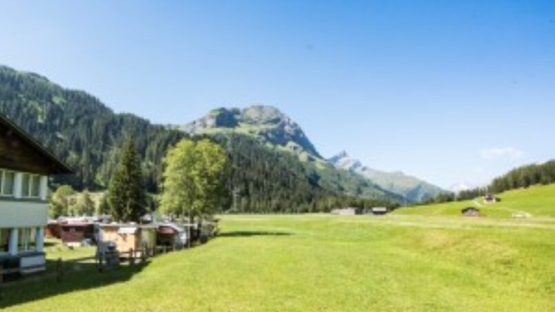 Gruppenunterkunft-Ferienlager-Splügen-Haus-in-der-Alpenlandschaft