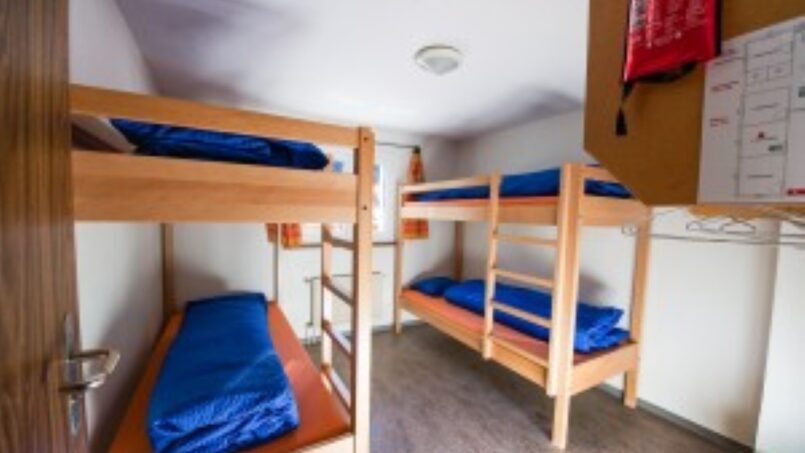 Gruppenunterkunft-Ferienlager-Splügen-Kleines-Zimmer-mit-Etagenbetten