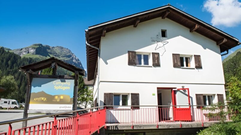 Gruppenunterkunft Ferienlager Splügen - Berg-Haus mit roter Tür