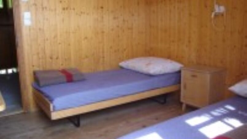 Zwei Betten im Ferienlagerhaus Oberggschwend Gersau, Gruppenunterkunft mit Holzverkleidung