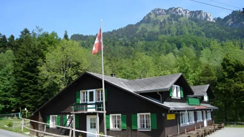 Gruppenunterkunft Ferienlagerhaus Obergschwend Gersau braunes Gebäude mit kanadischer Flagge