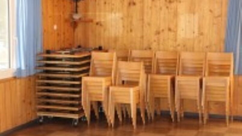 Gruppenunterkunft Ferienlagerhaus Trans, Holzstühle in einem Raum mit Holzwänden