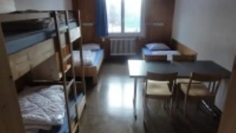 Kleines Zimmer mit Etagenbetten und Tisch im Ferienlagerhaus Trans - Gruppenunterkunft in Trans