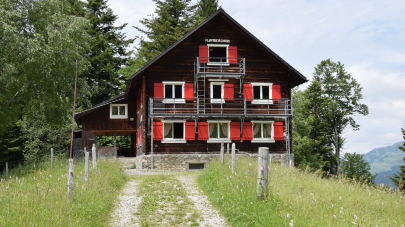 Gruppenunterkunft Flamberghuis Blüemlisegg in Stoos - Holzhaus mit roten Fensterläden