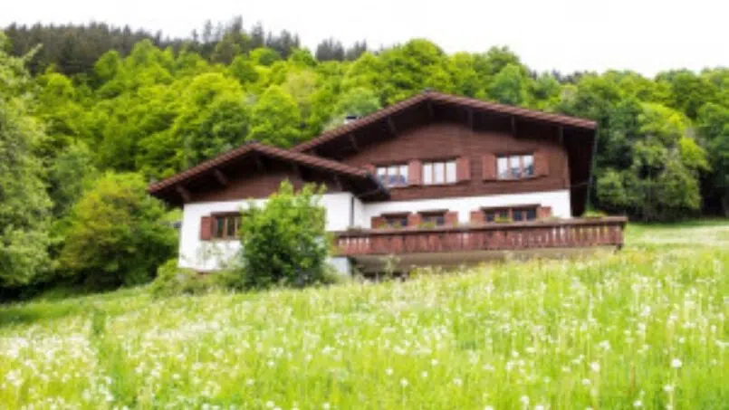 Gruoberhus-Gruppenunterkunft-in-Klosters-Dorf-im-grünen-Feld