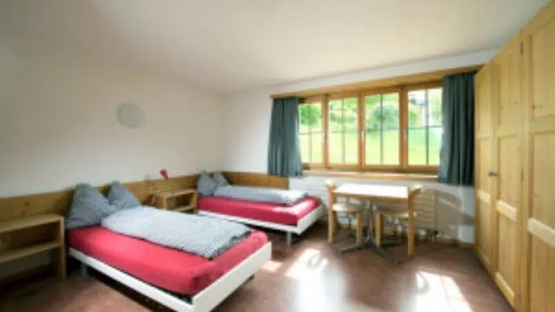 Gruppenunterkunft Gruoberhus in Klosters-Dorf mit Zwei-Bett-Zimmer und Fensterblick