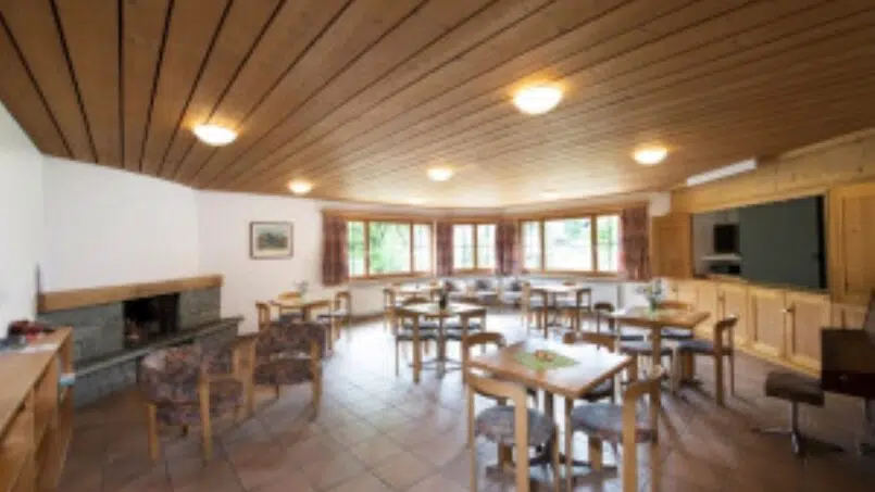 Gruppenunterkunft Gruoberhus in Klosters-Dorf, Esszimmer mit Holztischen und Stühlen