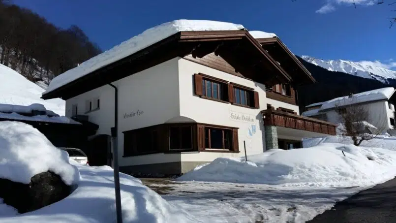 Gruppenunterkunft Gruoberhus in Klosters-Dorf - Schneebedecktes Haus in den Bergen