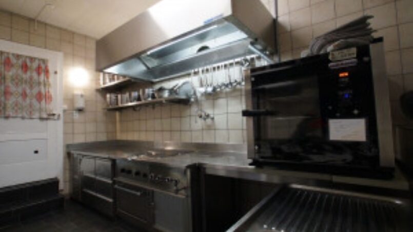 Küche im Gruppenhaus-Hotel Rheinquelle in Sedrun mit Herd, Ofen und Spüle - Gruppenunterkunft