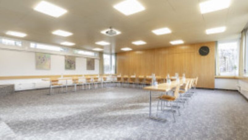 Gruppenhaus-SJBZ-Einsiedeln-Konferenzraum-mit-Tischen-und-Stühlen