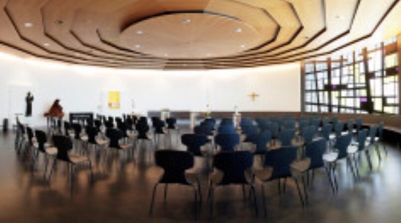 Gruppenunterkunft-SJBZ-Einsiedeln-grosser-Raum-mit-Stühlen-und-rundem-Fenster