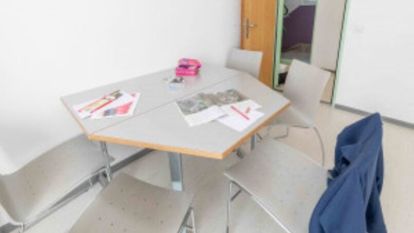 Gruppenhaus SJBZ Einsiedeln kleiner Raum mit Tisch und Stühlen