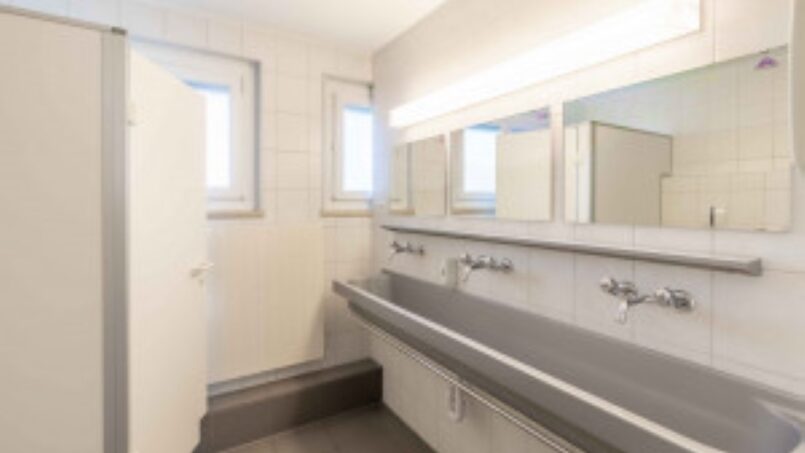 Gruppenhaus SJBZ Einsiedeln Badezimmer mit zwei Waschbecken und Spiegel