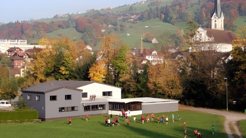 Gruppe spielt Fußball vor Gruppenunterkunft Haus an der Emme in Schüpfheim