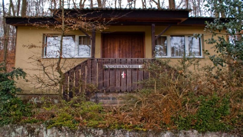 Gruppenunterkunft Hütte Vogelweide Pratteln kleines Haus im Wald mit Holztür