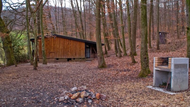 Gruppenunterkunft-Hütte-Vogelweide-Pratteln-Waldhütte-mit-Feuerstelle
