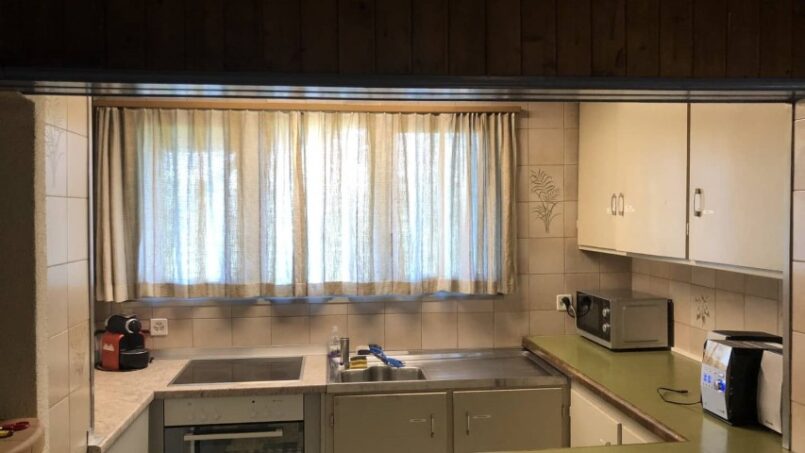Küche mit Spüle und Mikrowelle in der Gruppenunterkunft Hütte Vogelweide in Pratteln