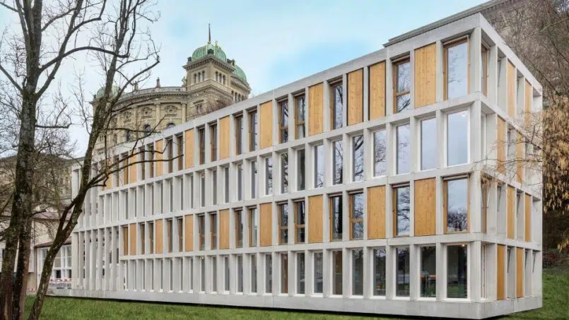 Jugendherberge-Bern-Gebäude-mit-Fenstern-auf-grünem-Feld