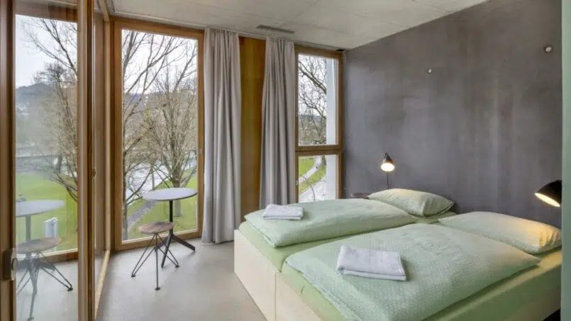 Jugendherberge Bern Zimmer mit zwei Betten und Flussblick