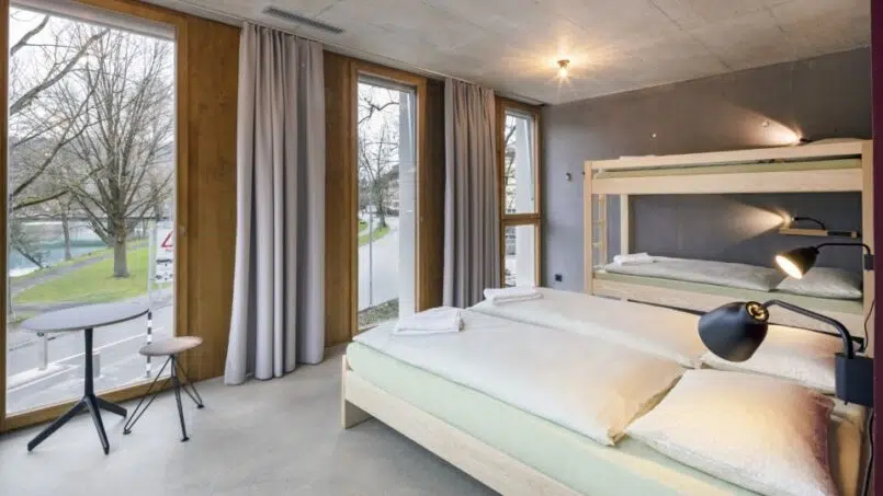 Jugendherberge Bern Zimmer mit Etagenbetten und Fenster