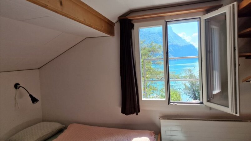 Zimmer mit zwei Betten in der Jugendherberge Brienz mit Seeblick
