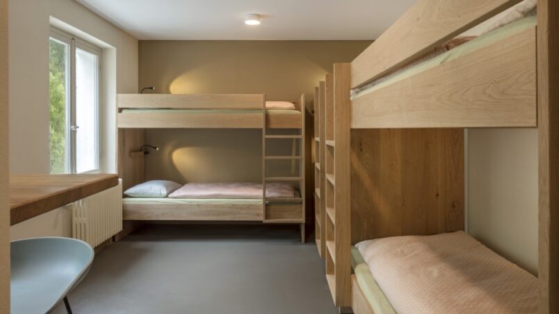Kleines Zimmer mit Etagenbetten in der Jugendherberge Crans-Montana