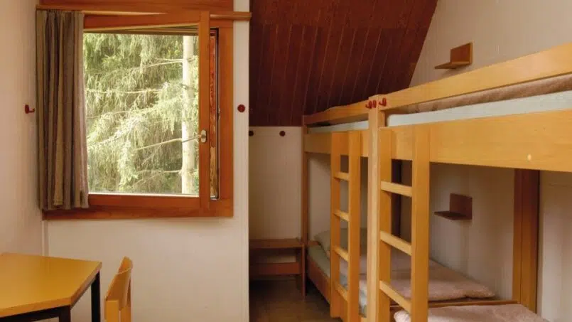 Kleines Zimmer mit Etagenbetten und Schreibtisch in der Jugendherberge Delémont