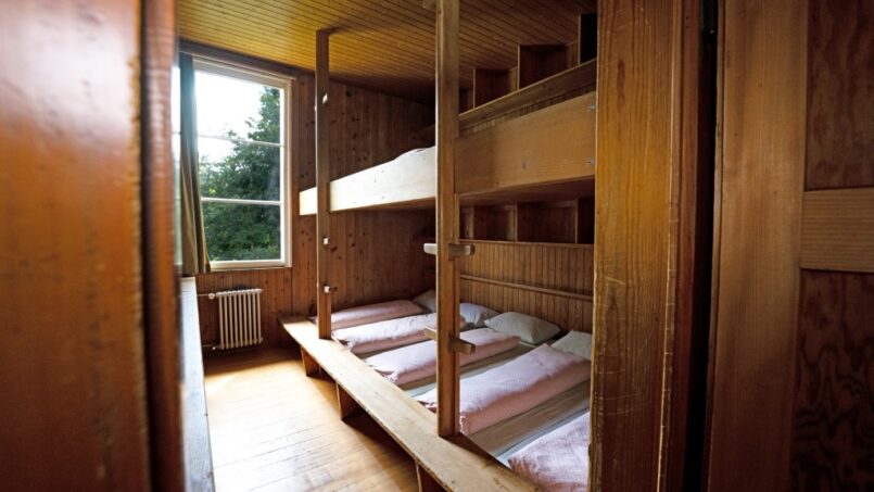 Jugendherberge-Fällanden-Holzzimmer-mit-Etagenbetten