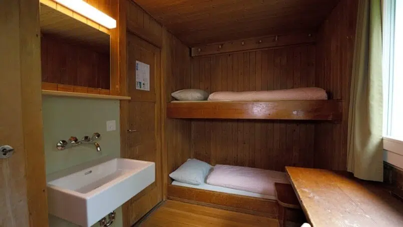 Jugendherberge-Fällanden-kleines-Zimmer-mit-Etagenbetten-und-Waschbecken