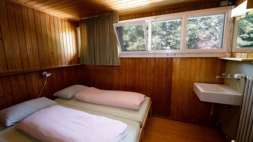 Zwei-Bett-Zimmer-mit-Waschbecken-Jugendherberge-Fällanden-Gruppenhaussuche