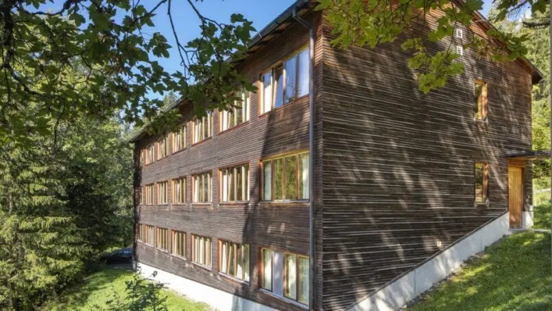 Jugendherberge-Grindelwald-Holzgebäude-auf-Hügel